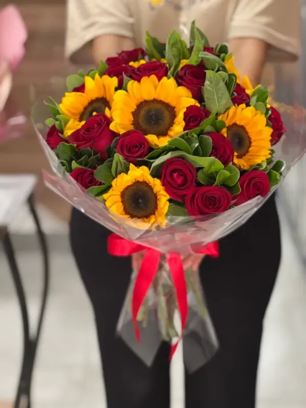 Buquê de Rosas e Girassol PREMIUM - Imagem 2