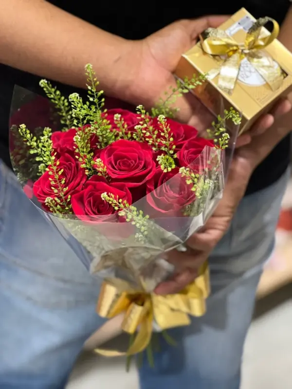 Buquê Minimalista com 8 Rosas e Ferrero Rocher T4 - Imagem 3