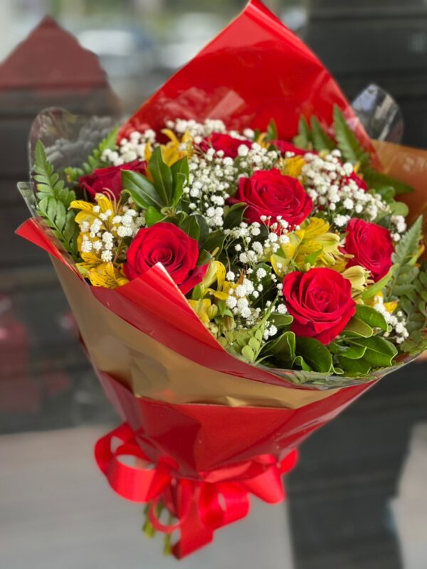 Buquê Tradicional com 12 Rosas e Alstroemérias - Imagem 4