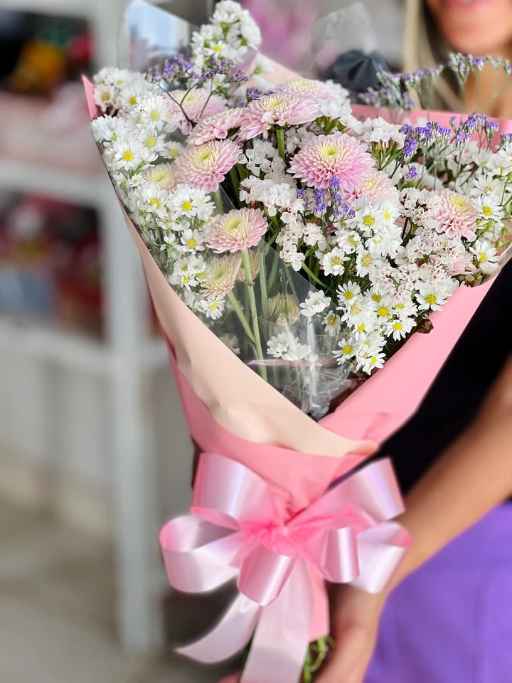 dfc4aa170e9ecb5ce782245c0626952d Mini Buquê de Margarida - Imagem 1