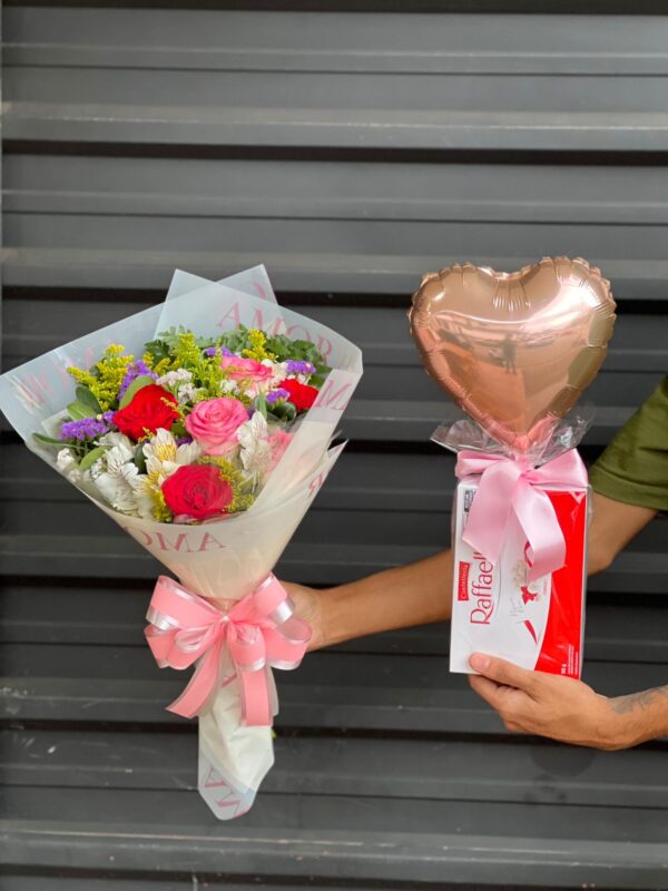 Buquê de Rosas Brancas com Ferrero Rocher - Imagem 3